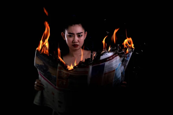 Junge Schöne Asia Frau Hält Angezündet Und Liest Ein Feuer — Stockfoto