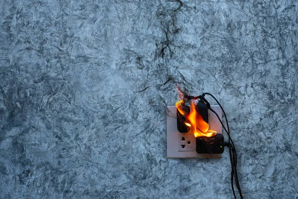 Adaptador Carregador Incêndio Parede Concreto Exposto Fundo Concreto Com Espaço — Fotografia de Stock