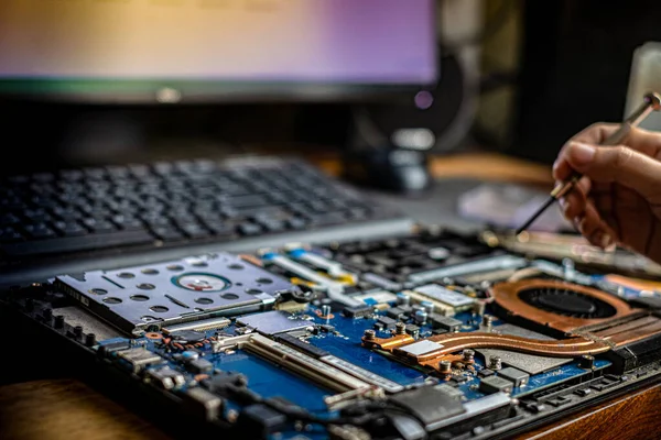 Técnico Mão Reparando Computador Portátil Notebook Quebrado Com Uma Chave — Fotografia de Stock