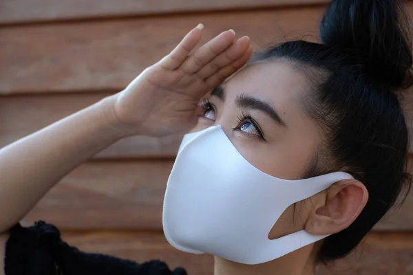 Närbild Vackra Unga Asien Kvinna Sätta Medicinsk Mask För Att — Stockfoto