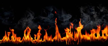 Siyah arka planda dumanlı ateş alevleri, yanan kırmızı kıvılcımlar yükseliyor, yanan turuncu parlak parçacık parlıyor.