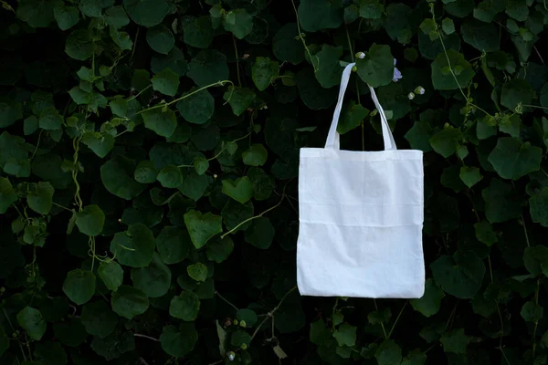 Prázdné Bílé Tkaniny Látkové Tašky Tote Zeleném Keři Listy Pozadí — Stock fotografie