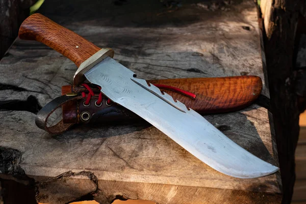 Coltello Grande Pelle Rivestimento Venatura Legno Naturale Sfondo Tavolo Fatto — Foto Stock