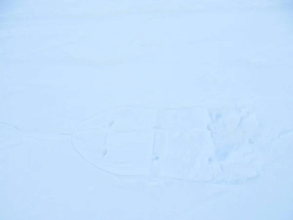 Lábnyomok a hóban a hótalpból. — Stock Fotó