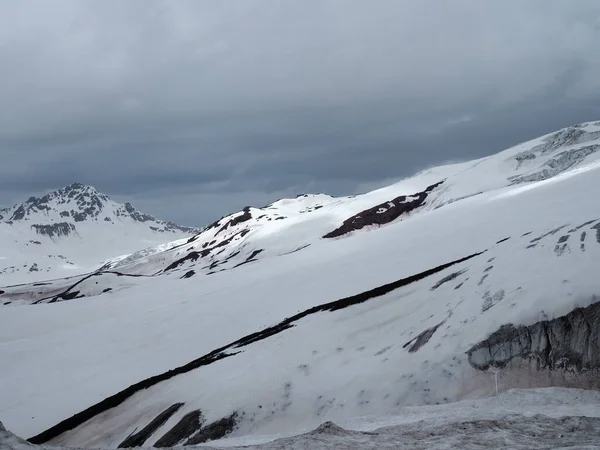 Schöne Sicht auf die Berge im Elbrus-Gebiet. Blick auf den Gipfel des schneebedeckten Berges — Stockfoto