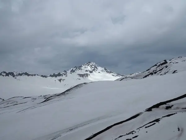 Schöne Sicht auf die Berge im Elbrus-Gebiet. Blick auf den Gipfel des schneebedeckten Berges — Stockfoto