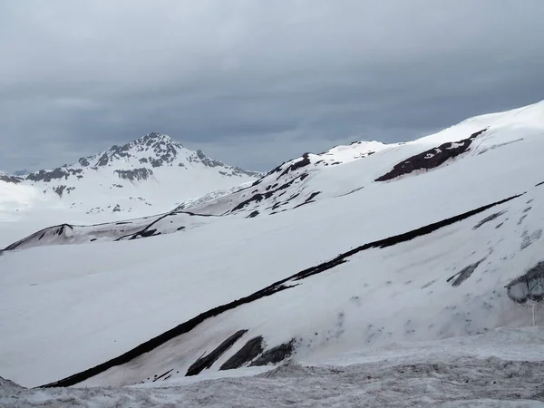 Schöne Sicht auf die Berge im Elbrus-Gebiet. Blick auf den Gipfel des schneebedeckten Berges — Stockfoto