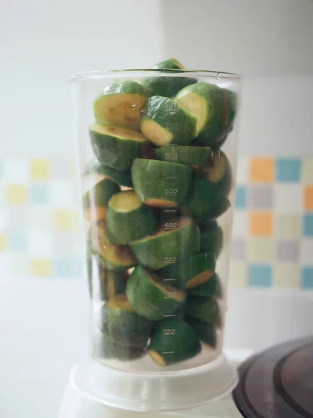 Freshly cut pieces of feijoa fruit close-up. preparing to make jam — Stock Photo, Image