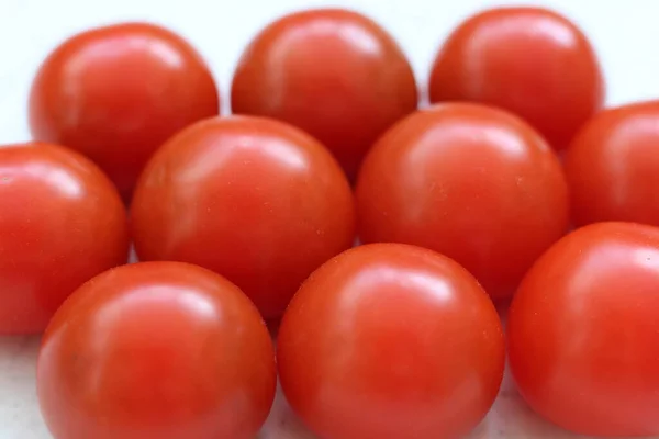 Red pila de tomates grandes aislados en la mesa . —  Fotos de Stock