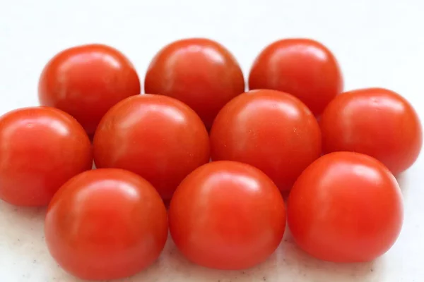 Czerwone duże pomidory stos izolowane na stole. — Zdjęcie stockowe