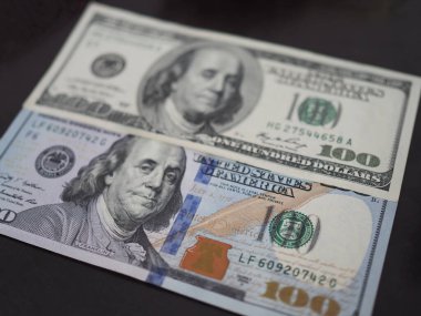 eski ve yeni 100 dolarlık banknot closeup üst görünümü
