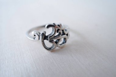 Gümüş yüzük, Om 'un sembolü. Beyaz arkaplanda gümüş yüzük