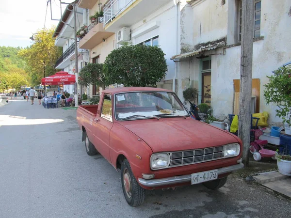 Ένα παλιό κόκκινο φορτηγάκι παρκαρισμένο στο δρόμο. Ελλάδα, Θάσος-Σεπτέμβριος 2014 — Φωτογραφία Αρχείου