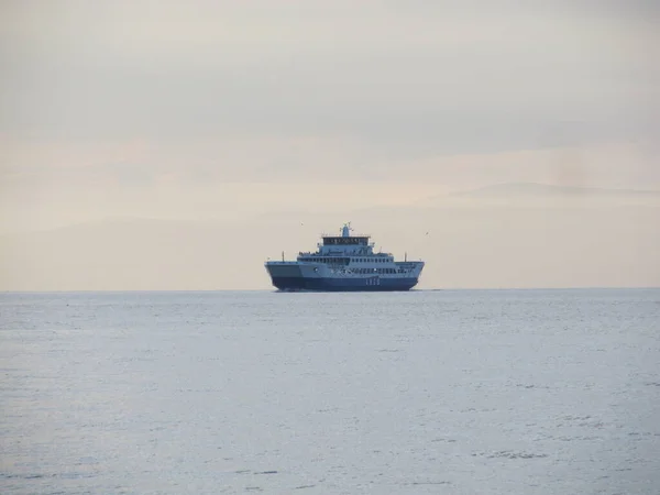 Καβάλα, Ελλάδα - Σεπτέμβριος, 2014: Πλοίο στη Μεσόγειο από την Καβάλα στην Ελλάδα για τη Θάσο — Φωτογραφία Αρχείου