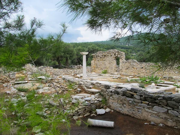 Colunas na igreja antiga no sítio arqueológico de Aliki, Thassos — Fotografia de Stock