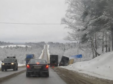 Kışın banliyöde bir kamyon kazası. Rusya, Moskova-Ocak 2013