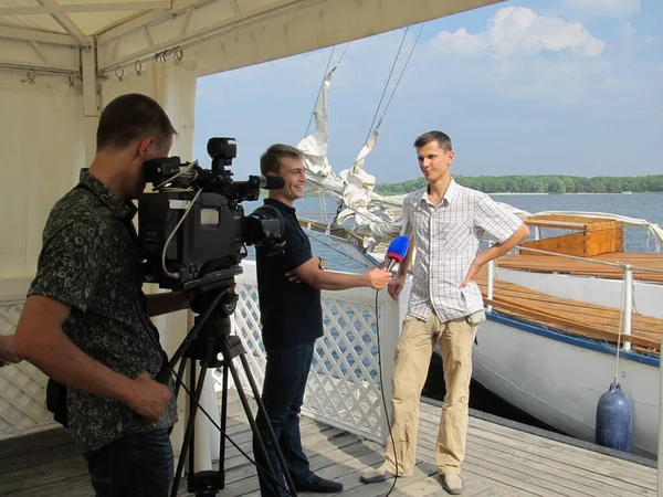Periodista de noticias con entrevista de micrófono en primer plano. Noticias de última hora de Young Reporter. Rusia, Saratov - agosto, 2013 — Foto de Stock
