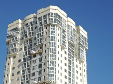 Yeni bina. Mavi gökyüzü arka planında yüksek katlı bir apartman. Rusya, Saratov - Kasım 2019
