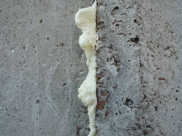 Трещина в стене из пенополиуретана — стоковое фото