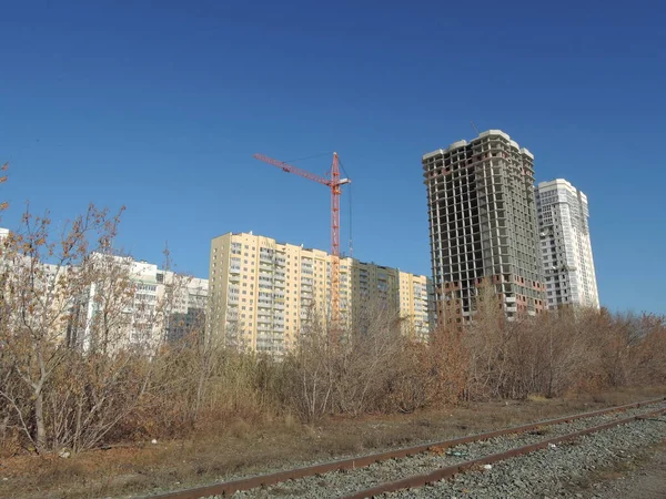 Väg till byggarbetsplatsen. byggande av ett nytt hyreshus. Ryssland, Saratov - november, 2019 — Stockfoto