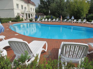 Havuz kenarındaki güneş pansiyonları. Boş zaman yolcuları için. Rusya, Saratov bölgesi - Ağustos 2013