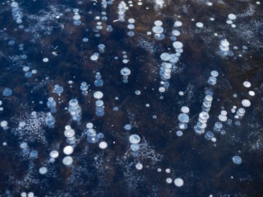 Doku yapısı arka planda beyaz kış, nehir buzu hava kabarcıkları durgun. Buz üzerindeki çizimler oluştu. Şiddetli soğuk su. Bir kanalda denize akan büyük doğal bir su akıntısı, bir göl..