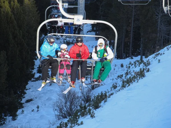 Kayak kaldırma - aile kayak tatili. Kayak asansörü piste çıkıyor. Andorra, Andorra La Vella-Aralık 2011