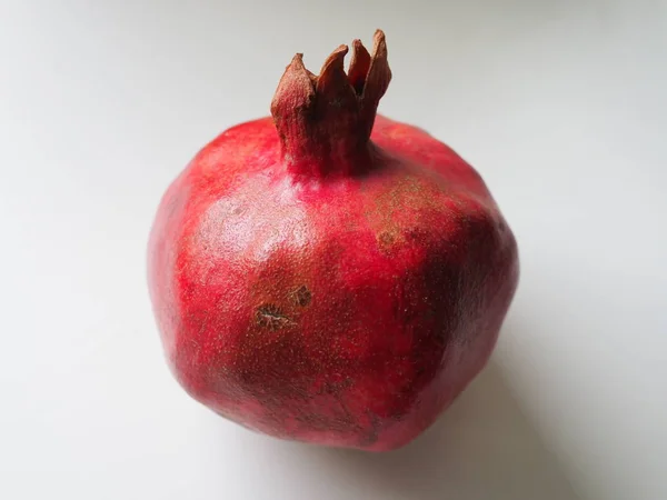 Granatäpple. Färsk rå frukt isolerad på vit bakgrund — Stockfoto