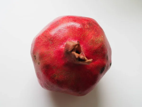Granatapfel. frische rohe Früchte isoliert auf weißem Hintergrund — Stockfoto