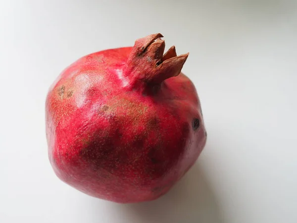 Granatäpple. Färsk rå frukt isolerad på vit bakgrund — Stockfoto