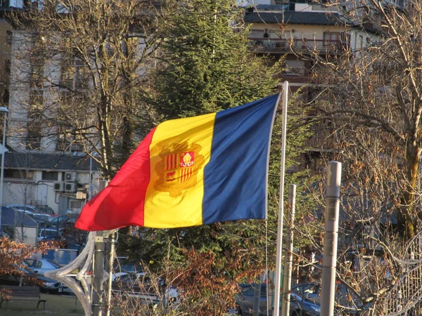 Güneşli bir günde Andorra bayrağını sallamak. Andorra, La Massana. Andorra, La Massana - Aralık 2011 — Stok fotoğraf