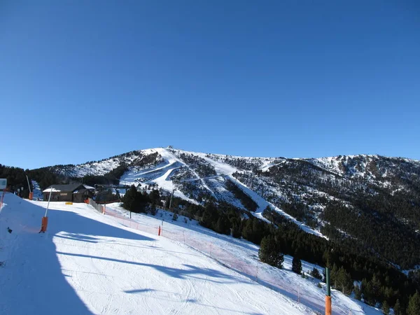 Hermosa vista de la pista de esquí con senderos desiertos. Andorra, La Massana. Andorra, La Massana - Diciembre 2011 — Foto de Stock