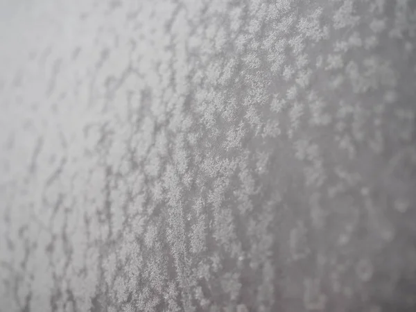 Copos de nieve en el vaso. comienzo del invierno — Foto de Stock