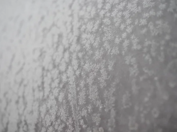 Fiocchi di neve sul vetro. inizio inverno. focalizzazione variabile — Foto Stock