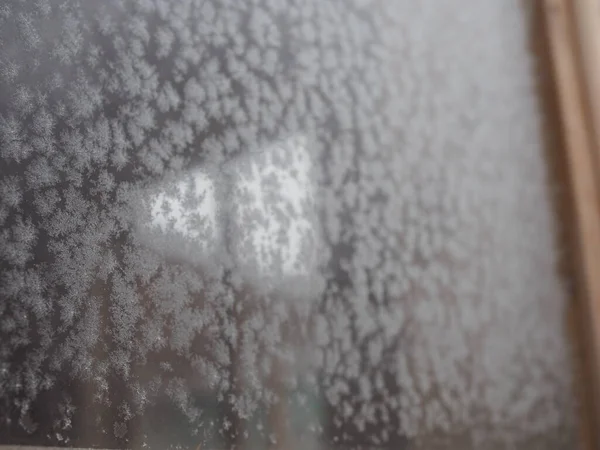 Снежинки на стекле. начало зимы. переменная фокус — стоковое фото
