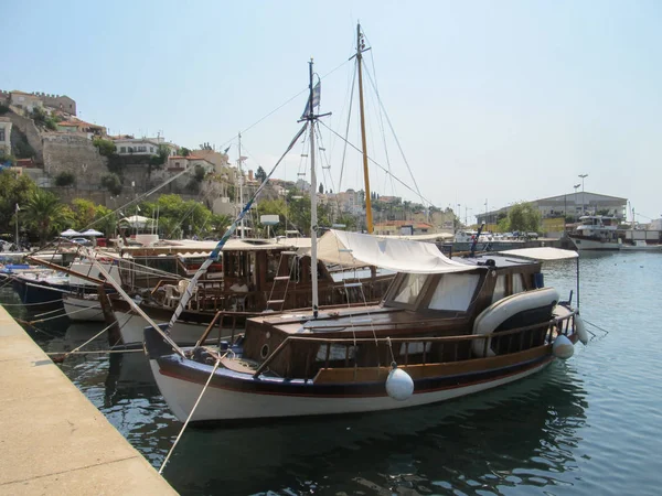 Grecia, Kavala - 10 de septiembre de 2014. Pequeños turistas barcos griegos amarrados a la orilla — Foto de Stock