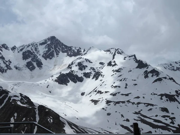 Schöne Aussicht auf den schmelzenden Schnee Cheget Berge im Sommer bei sonnigem Wetter — Stockfoto