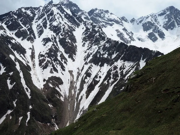 Impresionantes vistas de las montañas y el desfiladero — Foto de Stock