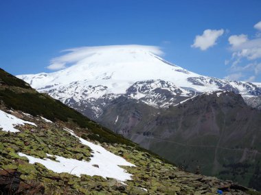 Büyük doğa sıradağları. Beyaz kar dağı veya yeşil alanlar, mavi gökyüzü arka plan ile volkan Elbrus amazing perspektif. Elbrus manzara görünümü - Rusya ve Avrupa'nın en yüksek zirvesi