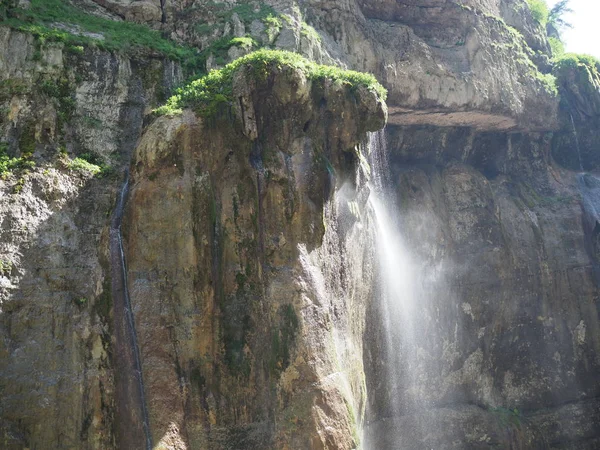 Vacker utsikt över Chegem vattenfall i Chegem Gorge, Kaukasus bergen, Kabardino-Balkaria, Ryssland. — Stockfoto