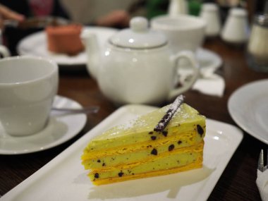 Lokantada güzel servis edilen lezzetli bir muz ve şam fıstıklı kek. yakın çekim, değişken odak