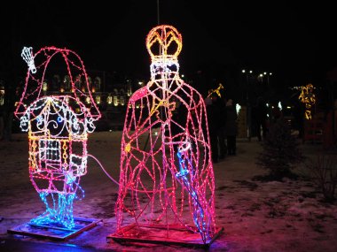 Yılbaşı sokak kompozisyonu ve ışıklandırma. Fındıkkıran ve Fındık Kıran. Rusya, Saratov-Aralık 2019