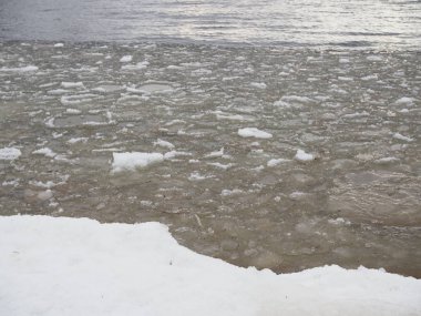 bahar buzu nehir zemininde sürükleniyor yüzen buz dokusu, nehirde yürüyüş