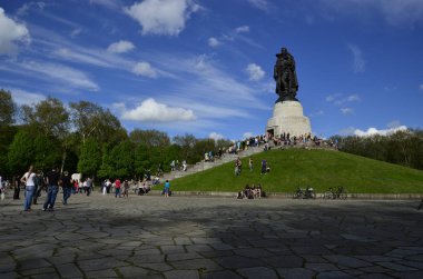 Berlin, Almanya - 09 Mayıs 2013: Treptower Parkı 'ndaki Sovyet Savaş Anıtı' nı ziyaret eden insanlar