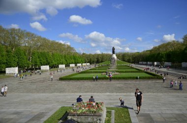 Berlin, Almanya - 09 Mayıs 2013: Treptower Parkı 'ndaki Sovyet Savaş Anıtı' nı ziyaret eden insanlar
