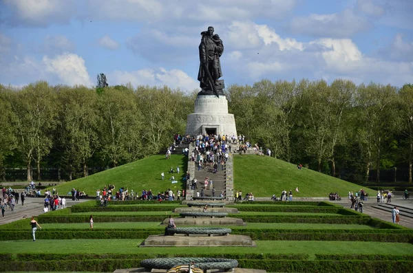 Berlin, deutschland - 09. Mai 2013: besucher besuchen sowjetisches kriegsdenkmal im treptower park — Stockfoto