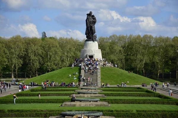 Berlim, Alemanha - 09 de maio de 2013: Pessoas que visitam o Memorial da Guerra Soviética no parque Treptower — Fotografia de Stock