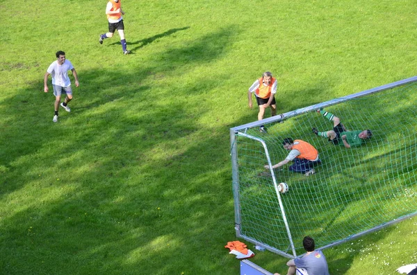Potsdam, Germania - 08 maggio 2013: Amici giocherelloni che corrono e prendono a calci palla al parco. Amici felici che passano del tempo insieme. Giocando a calcio insieme. Concetto di tempo libero — Foto Stock
