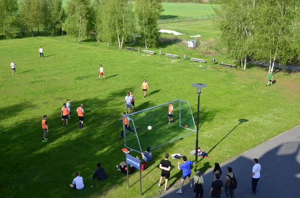 Потсдам, Німеччина - 08 травня 2013: Грайливі друзі бігають і б'ють м'ячем в парку. Щасливі друзі проводять час разом. Грав у футбол разом. Концепція дозвілля — стокове фото