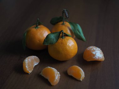 Tatilden önce ahşap bir masada taze yıkanmış mandalinalar.